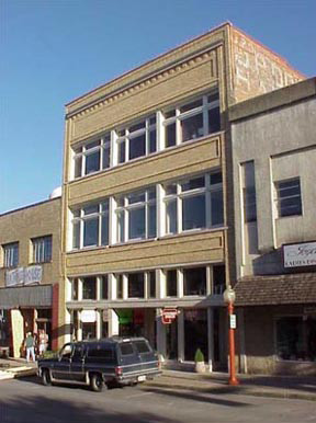 A building with cars parked in front of it.